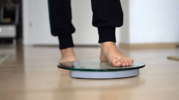 Girl Feet Scales Measure Weight Empty Wooden Floor — Stock Photo, Image