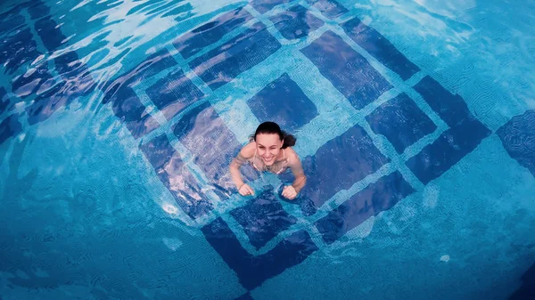 Modelo Desfrute Relaxamento Vista Aérea Piscina — Fotografia de Stock