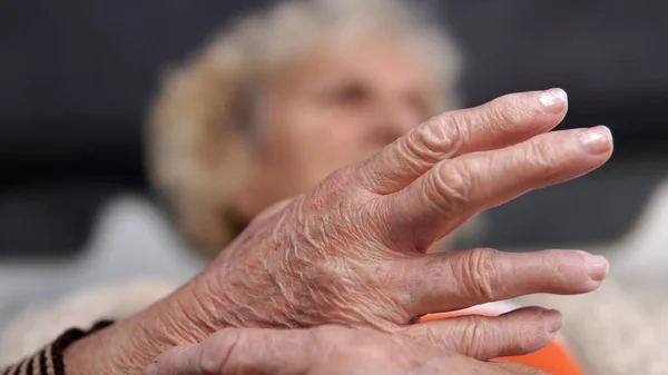 Feche Velha Avó Mulher Com Mão Dolorosa Conceito Atenção Saúde — Fotografia de Stock