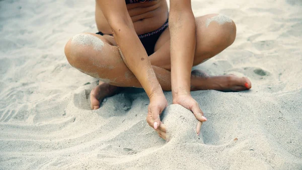 Piasek Wylewa Się Dłoni Modelki Siedząc Plaży — Zdjęcie stockowe