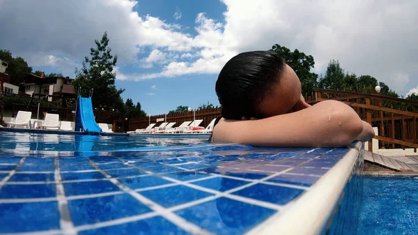 Sexy Menina Adolescente Divertindo Relaxando Uma Piscina Luxo Dia Verão — Fotografia de Stock