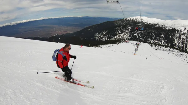 Profi Síelő Ski Lejtőn Világos Napsütéses Napon Hegy Csúcs — Stock Fotó