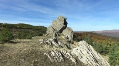 Doğal kaya oluşumları, dev ayakta taş rock mavi gökyüzü karşı dağda