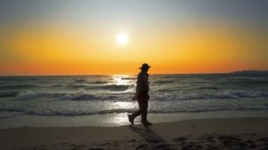 Çift Holding eller Beach Tatil Sunset - plaj tatil gün batımını izlemek genç etnik çift tutuşup sevgi dolu.