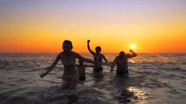 Filmische Schot Van Familie Mensen Plezier Dansen Running Out Oceaanwater — Stockvideo