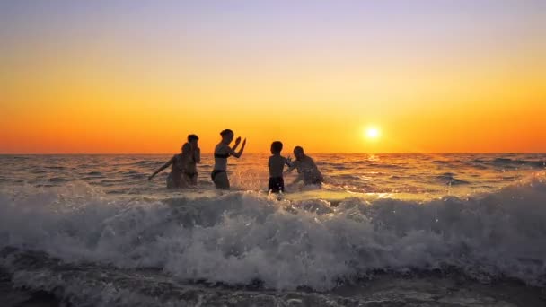 Ομάδα Των Νέων Hipster Άτομα Παίζουν Ψεκασμός Στο Beach Party — Αρχείο Βίντεο