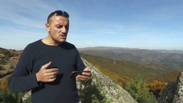 Galet Nervös Hiker Förlorade Gps Signal Berget — Stockvideo