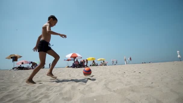 Fröhlicher Junge Der Spaß Fußballspielen Strand Hat Zeitlupe — Stockvideo