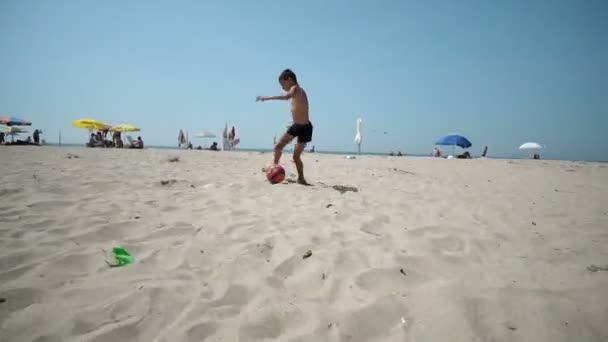 Garçon Jouant Avec Socce Ballon Football Sur Une Plage Sable — Video