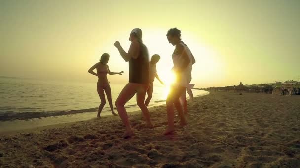 Grupo Jóvenes Felices Bailando Playa Hermoso Atardecer Verano Moción Lenta — Vídeos de Stock