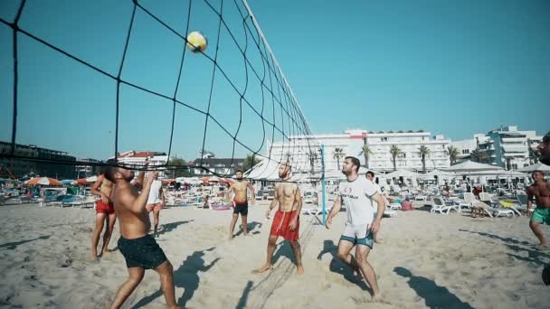 Actieve Mensen Het Spelen Van Beachvolleybal Tijdens Zomervakantie Genot Concept — Stockvideo