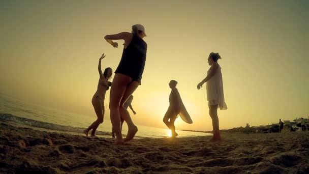 Gruppo Cinque Donne Bikini Che Ballano Tramonto Sulla Spiaggia Estiva — Video Stock