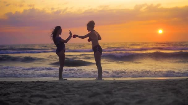 Dua Gadis Latihan Latihan Karate Pantai Laut Terhadap Matahari Terbenam — Stok Video