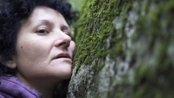 自然の中で石苔に触れ 感情エネルギーを交換うつ病の思慮深い女性の映画的なビュー — ストック動画