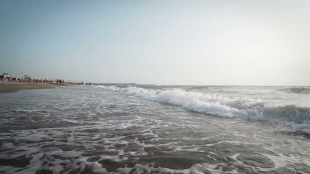 Arena Playa Húmeda Con Olas Entrantes Del Océano Fondo Naturaleza — Vídeo de stock