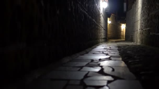 Beco Estreito Misterioso Com Lanternas Pedra Pavimento Noite — Vídeo de Stock