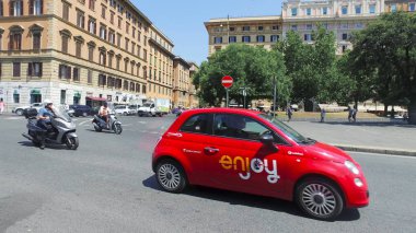 Roma, İtalya - 16 Haziran 2017: Roma 'nın orta kesimindeki cadde boyunca yoğun trafik