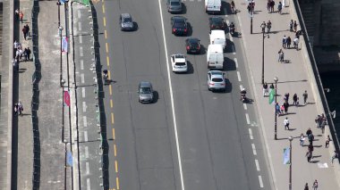 D'Lena Köprüsü'nde vurdu Paris'te Eiffel en üst düzeyde alınan trafik havadan görünümü