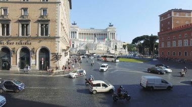Rome, İtalya - 16 Haziran, 2017: Piazza Venezia trafik ile Altare della Patria, ulusal anıt Roma, İtalya