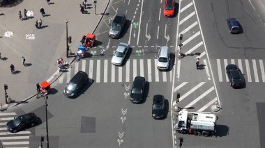 Arabalar ve insanlar Paris, Fransa ile meşgul bir kavşak aşağı Eyfel kulesinin üstünden görüntülemek