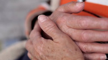 Yaşlı kadın kıdemli olun terapi masajı kırışık cilt elleriyle
