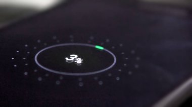 Düşük pil. Ahşap masanın üzerinde şarj mobil akıllı telefonlar. Sinematik dof