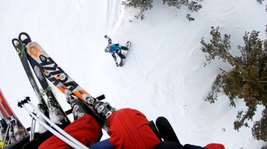 Bansko, Bulgaristan - Şubat, 2018 yaklaşık: kayakçı ve Snowboard düşkünleri açık hava teleferik için alp Kayak, Dağ Zirvesi üst edecek, yavaş hareket