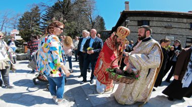 Bulgaristan 'ın Bansko kenti - 06 Nisan 2018: Bulgaristan' ın Bansko kentinde düzenlenen Paskalya geçit töreni. Rahipler ve insanlar geleneksel olarak sokaklarda yürürler, dini şarkılar söylerler ve çocuklara paskalya yumurtası verirler.