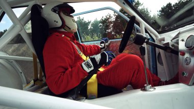 Koçani, Makedonya - 24 Haziran, 2018: koruyucu kask giyiyor spor sürücü hazırlamak hillclimb dağ yol yarışı başlatmak