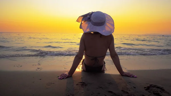 Расслабленная Девушка Шляпе Счастлива Сидя Пляже Летним Закатом Солнца — стоковое фото