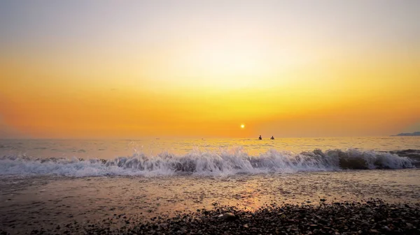 Incredibile Sfondo Mare Onde Spruzzi Spiaggia Sabbia Tramonto — Foto Stock