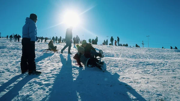 保加利亚班斯科 2018年1月 男孩在雪地上雪橇 人群享受保加利亚流行的冬季娱乐中心班斯科 — 图库照片