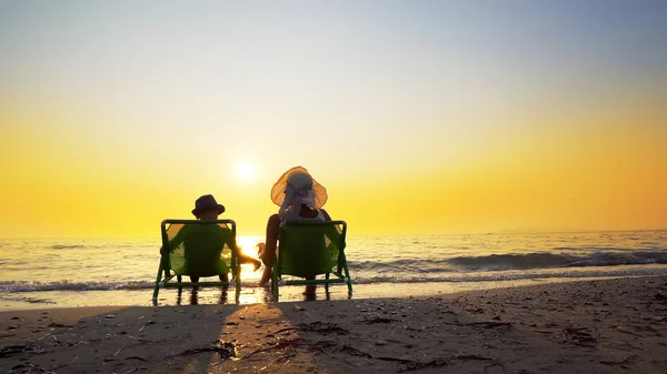 Mãe Filho Com Chapéu Sentado Cadeiras Praia Olhando Para Pôr — Fotografia de Stock