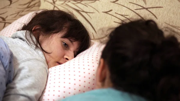 Duas Meninas Sonolentas Deitadas Cama Sorrindo Abraçando Abraçando Trocando Emoções — Fotografia de Stock