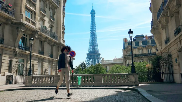 Mujer Modelo Moda Disfrutar Vista Torre Eiffel Caminando Por Calle — Foto de Stock