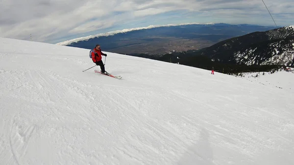 Seguimiento Lateral Esquiador Alpino Experto Esquiando Columpios Cortos Pista Esquí —  Fotos de Stock