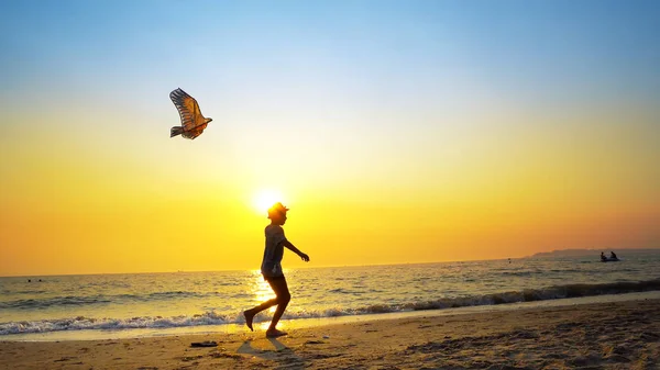 Concepto Vacaciones Verano Niño Corriendo Con Cometa Playa Vacía Atardecer — Foto de Stock