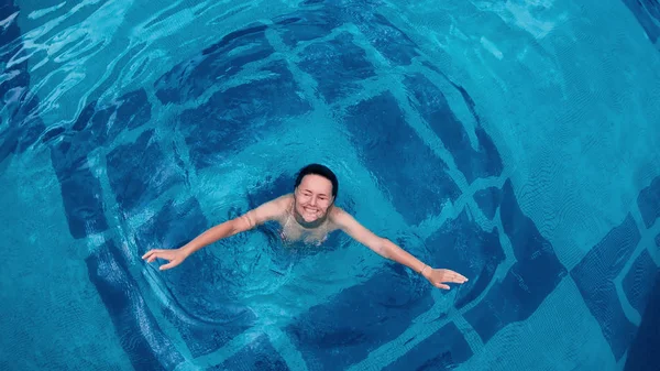 Directement Dessus Une Femme Heureuse Nageant Dans Une Piscine Vue — Photo