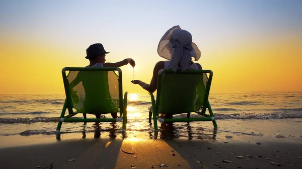 Família Feliz Desfrutar Pôr Sol Luxo Praia Durante Férias Verão — Fotografia de Stock