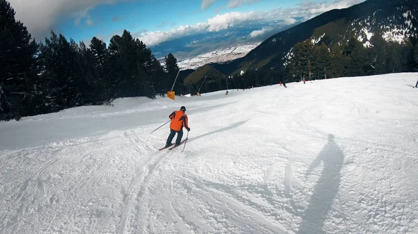 Adulto Feliz Esquiador Disfrutando Vacaciones Esquiando Pista Esquí Montaña Idílica —  Fotos de Stock