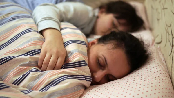Дві Сонні Дівчата Лежать Ліжку Посміхаються Обіймаються Обмінюючись Емоціями — стокове фото