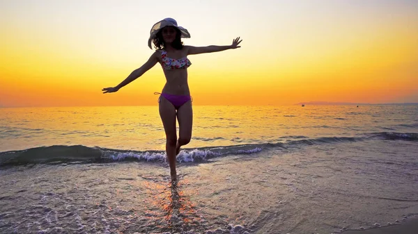 Szexi Tini Bikini Kalap Megy Tengerből Víz Naplementekor Nyári Nyaralás — Stock Fotó