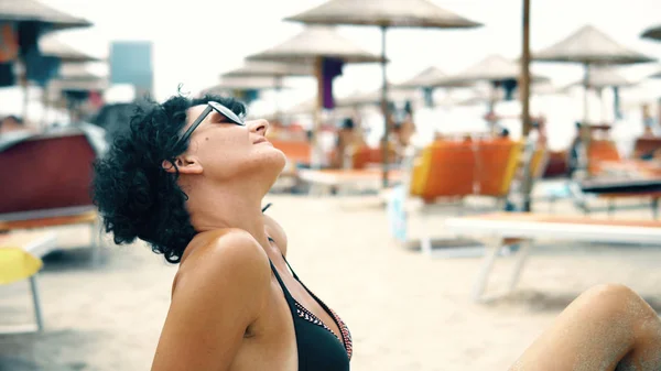 Mulher Bonita Com Óculos Desfrutar Férias Verão Praia Sorrir Para — Fotografia de Stock