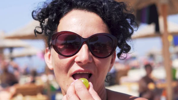Εσωτερικη Πορτρέτο Μιας Γυναίκας Γυαλιά Που Τρώει Σταφύλι Στην Παραλία — Φωτογραφία Αρχείου