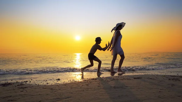 Turismo Viagens Férias Adorável Família Divertindo Praia Contra Pôr Sol — Fotografia de Stock