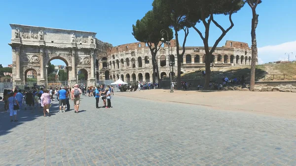 Rom Italien Juni 2017 Touristenspaziergang Durch Das Kolosseum Und Den — Stockfoto