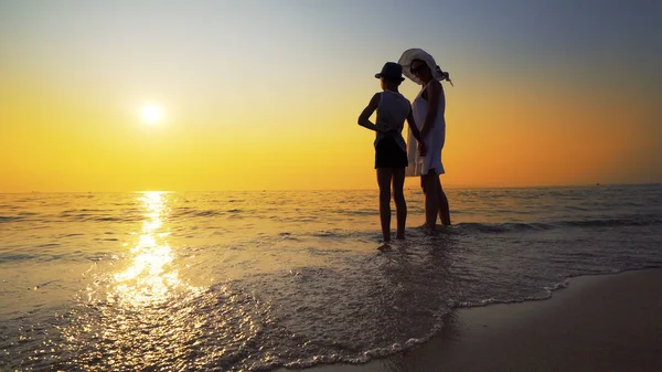 Aile Günbatımı Splash Dalgalar Deniz Sahilde Yürümek Kadın Beyaz Elbise — Stok fotoğraf