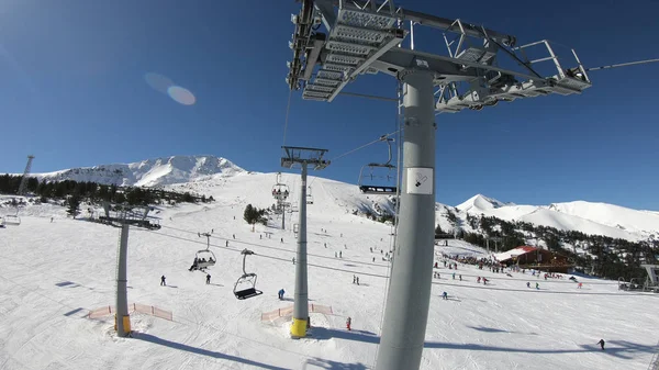 Kayak Merkezi Yamaç Kayak Asansöründeki Insanlar Yüksek Irtifadaki Dağ Zirvesindeki — Stok fotoğraf