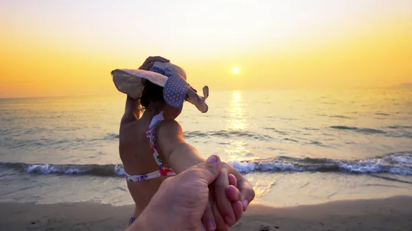 Casal Romance Feliz Sorrindo Adolescente Com Chapéu Mãos Dadas Levando — Fotografia de Stock