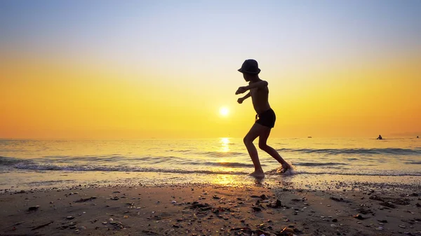 Silhouette Boy Hat Throwing Stones Skipping Sea Water Surface Summer — Stock Photo, Image